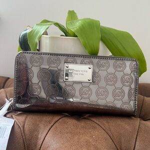 NWT Michael Kors Jet Set Travel Large Continental Wallet in metallic silver